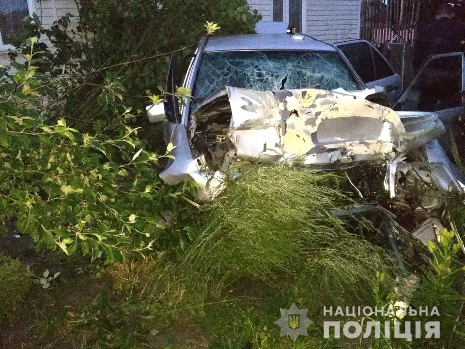 На Рівненщині авто влетіло у будинок: водій загинув