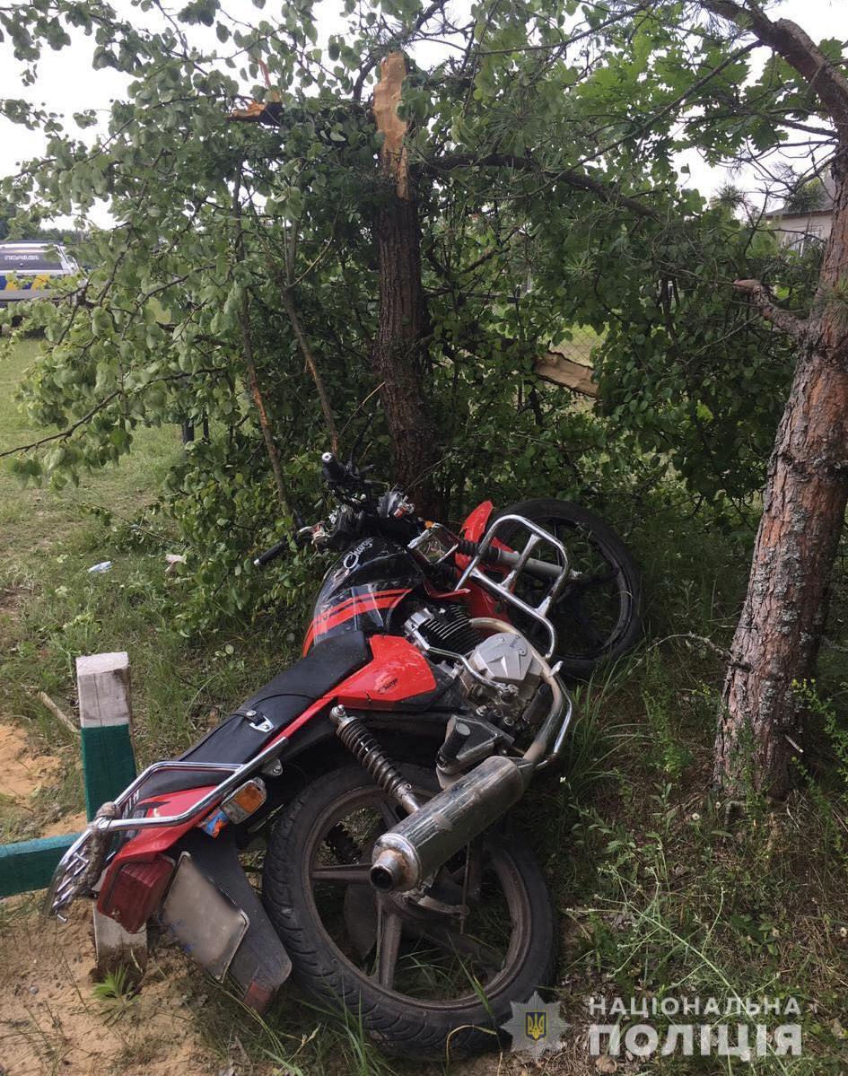 На Волині п'яний мотоцикліст врізався у дерево