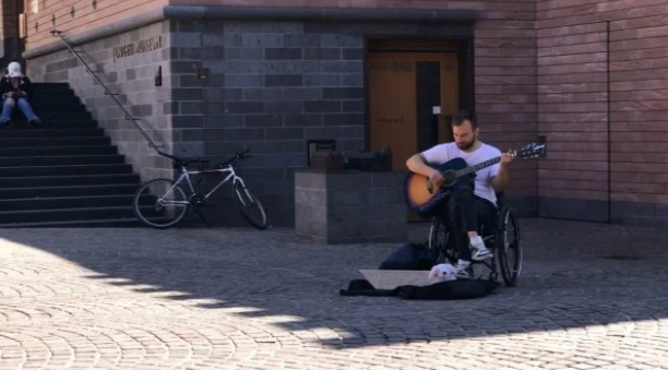 Українець подорожує Європою на інвалідному візку