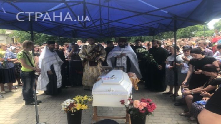 На Одещині в останню путь проводять вбиту 11-річну Дашу Лук'яненко