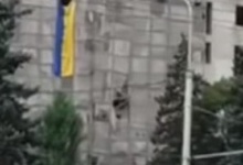 Під гімн України в окупованому Донецьку вивісили синьо-жовтий стяг