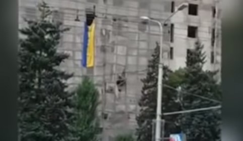 Під гімн України в окупованому Донецьку вивісили синьо-жовтий стяг