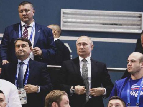 Боксер змусив Путіна встати під час виконання гімну України