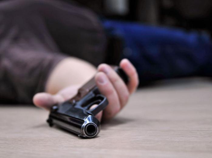 На Київщині молодик застрелився у відділку поліції