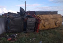 На Рівненщині перекинувся молоковоз: водія діставали рятувальники
