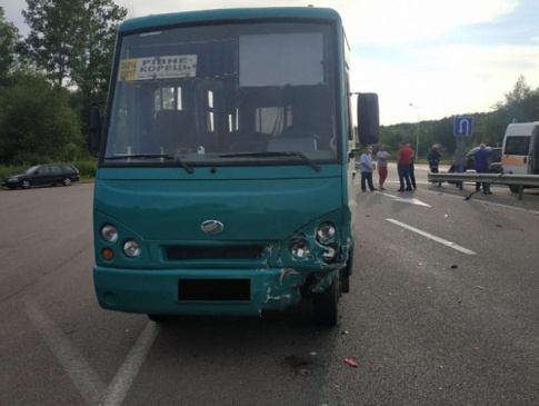 На Рівненщині в ДТП потрапила маршрутка з пасажирами