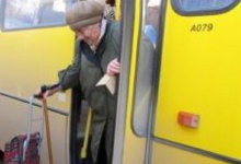 У Львові водій маршрутки дверцями зламав руку пенсіонерці