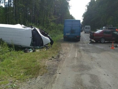 Через п'яного водія на Рівненщині зіштовхнулися три автівки