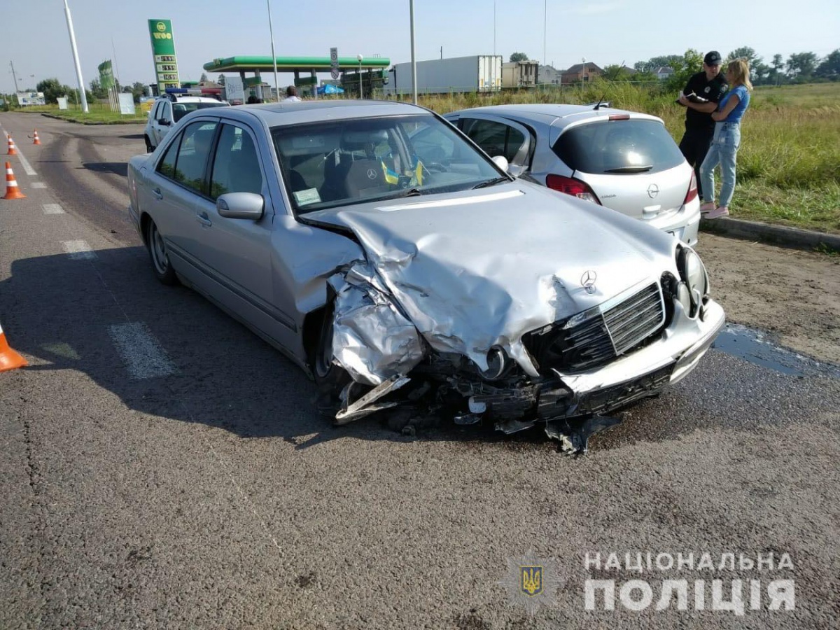 На трасі «Львів-Луцьк» зіткнулись два авто: п'ятеро постраждалих
