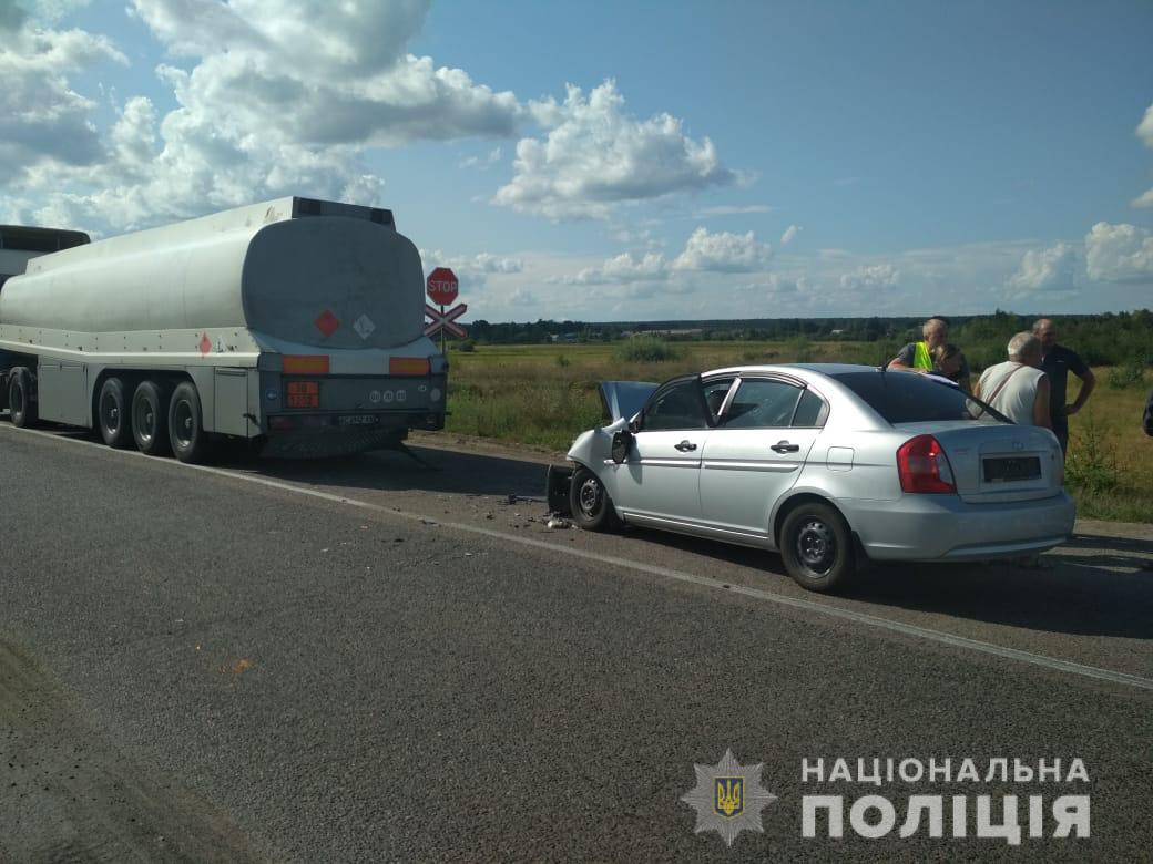 На трасі «Ковель-Київ» авто врізалось у бензовоз: є загиблі