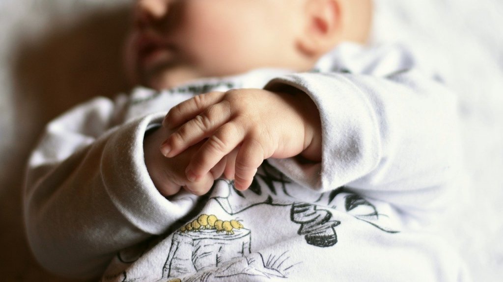 На Дніпропетровщині знайшли немовля з прив’язаними до руки обручками