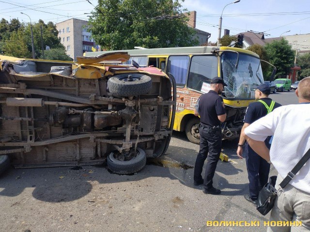 ДТП в Луцьку: перекинулось авто газової служби