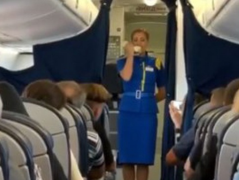 Стюардеса виконала Гімн України на борту літака