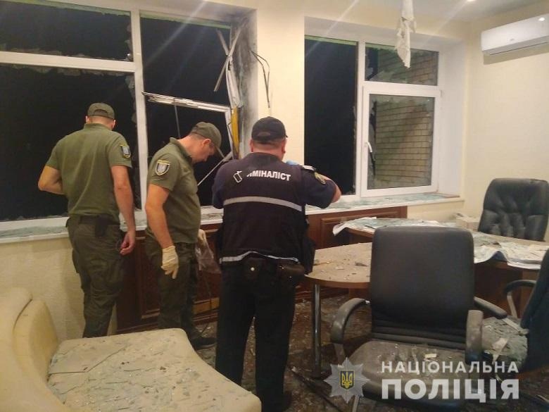 У центрі Києва з гранатомета обстріляли будівлю