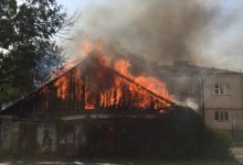 У Луцьку біля міської ради горить будинок