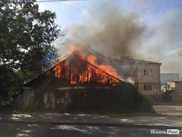 У Луцьку біля міської ради горить будинок