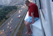 У Києві чоловік намагався вистрибнути з 17 поверху