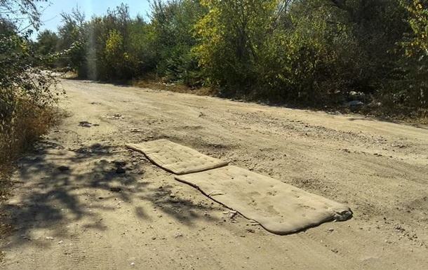 На Миколаївщині жахливу дорогу залатали матрацами