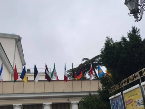 У Криму підняли український прапор