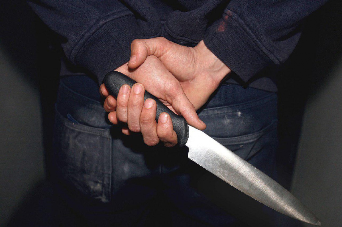 У Луцьку біля супермаркету грабіжник вдарив ножем в спину чоловіка