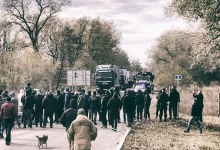 На блокпосту на Луганщині добровольці прориваються через блокаду поліцейських: останні відкрили вогонь