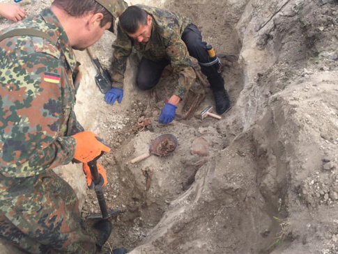 На Волині розкопали решки понад трьох десятків тіл солдатів