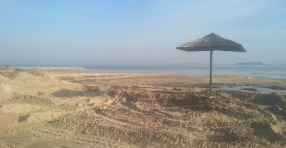 На пляжі озера Світязь екскаватором копали пісок