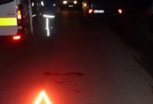 Біля Луцька вантажівка на смерть збила чоловіка: його особу встановлюють