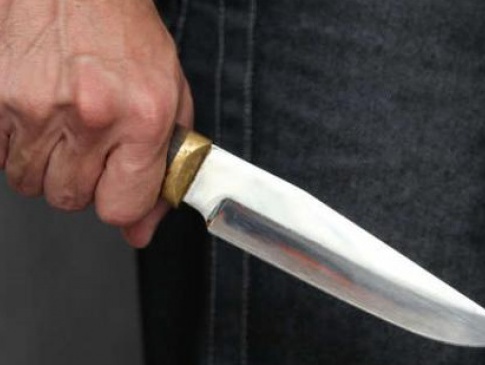 У Луцьку на зупинці невідомий вдарив ножем 20-річного хлопця: потерпілий - у реанімації