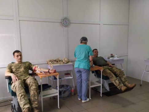 Чужої біди не буває: військові ЗСУ здають кров хворим діткам на Волині