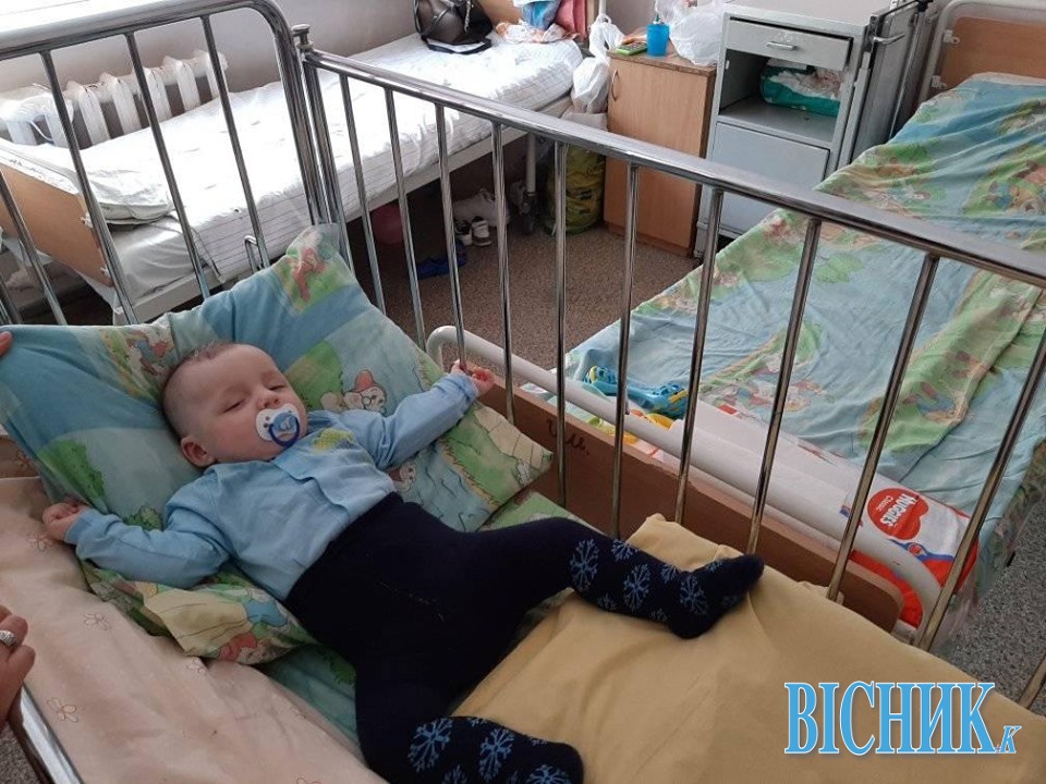 Родичі жодного разу не навідали в лікарні 8-місячного малюка з Волині, батьки якого отруїлися невідомою речовиною