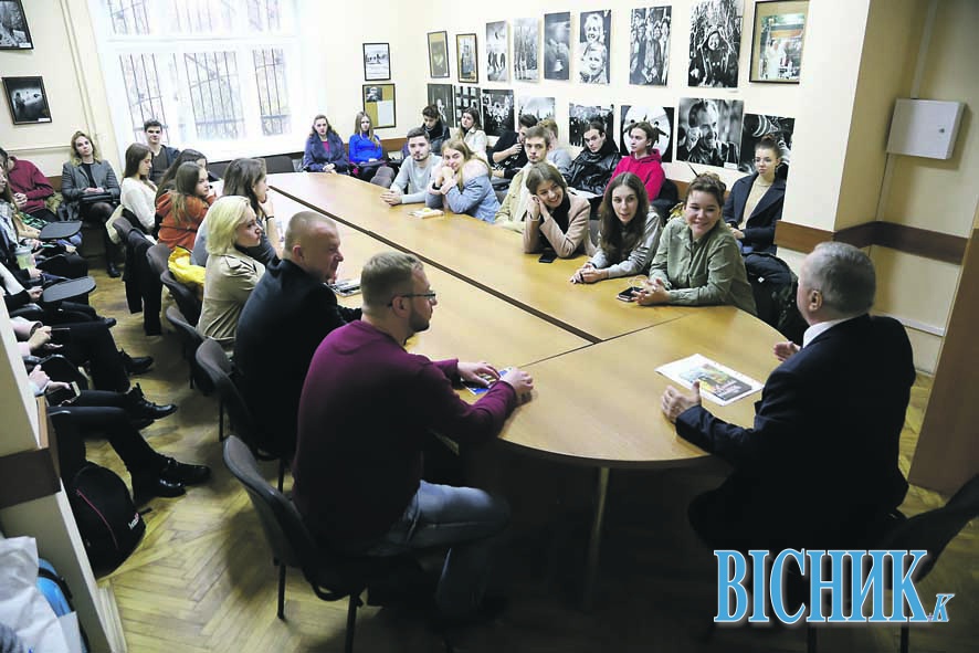 Шеф-редактор газети «Вісник+К» влаштував урок практичної журналістики студентам львівського університету