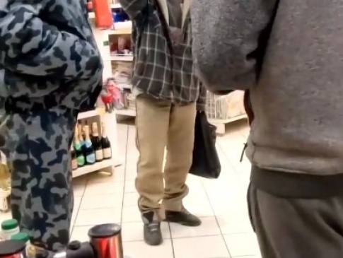 У луцькому супермаркеті чоловік відкрив шампанське у торговому залі і випив його при охоронцях (18+)