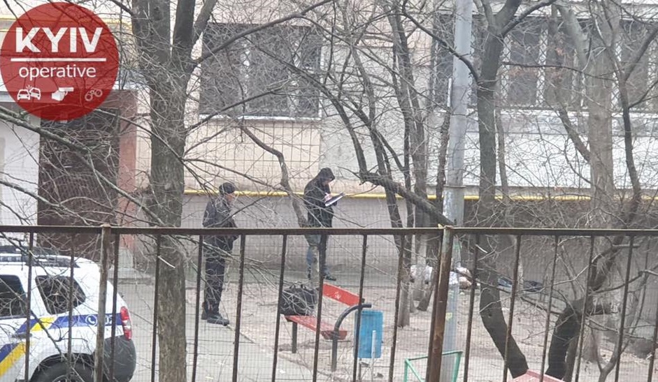 У Києві біля будинку знайшли мертвим напівоголеного чоловіка. Фото 18+