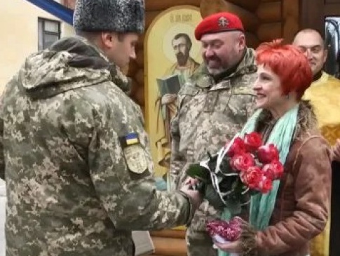 У військовій частині в Тернополі повінчались офіцер ЗСУ та волонтерка