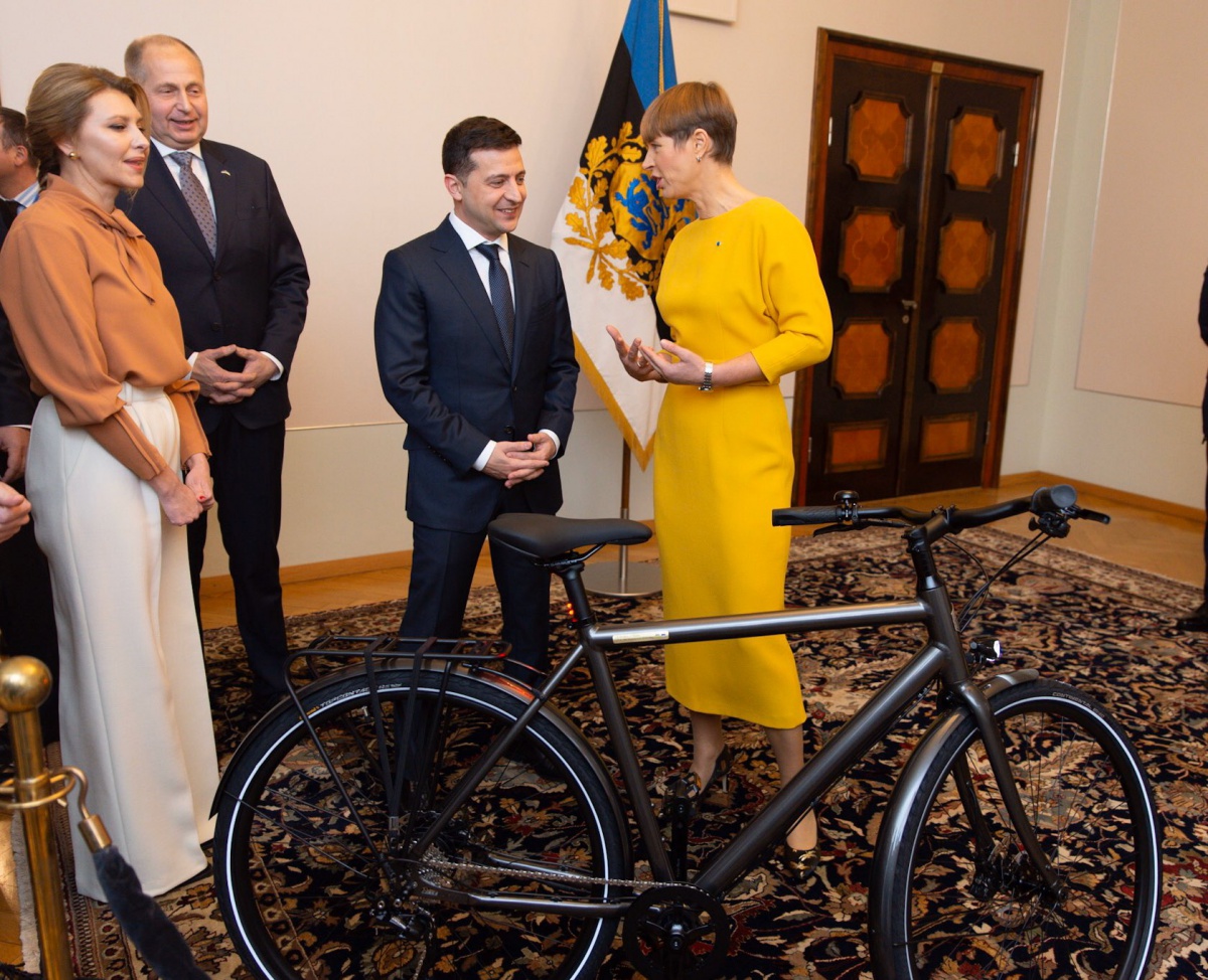 Президент Естонії презентувала Зеленському велосипед
