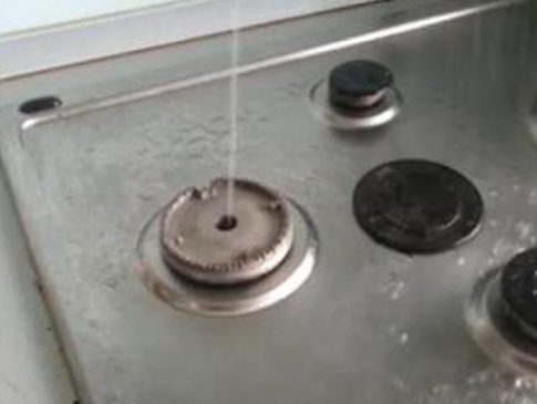 У лучан із кухонних плит потекла вода