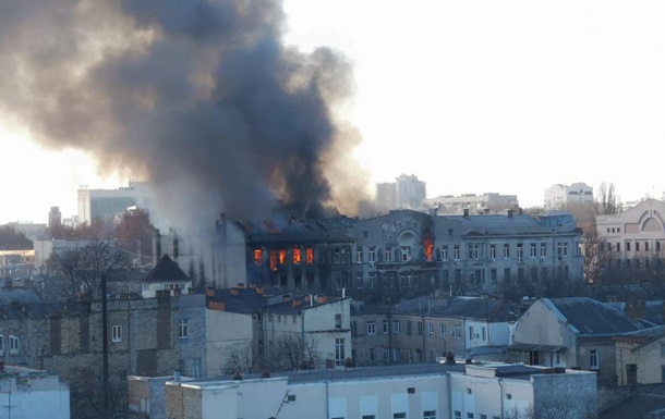 «Мамо, ми задихаємось»: 14 студентів зі згорілого коледжу в Одесі досі під завалами