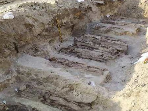 Через 75 років розкопали закатану в асфальт могилу повстанців на Рівненщині
