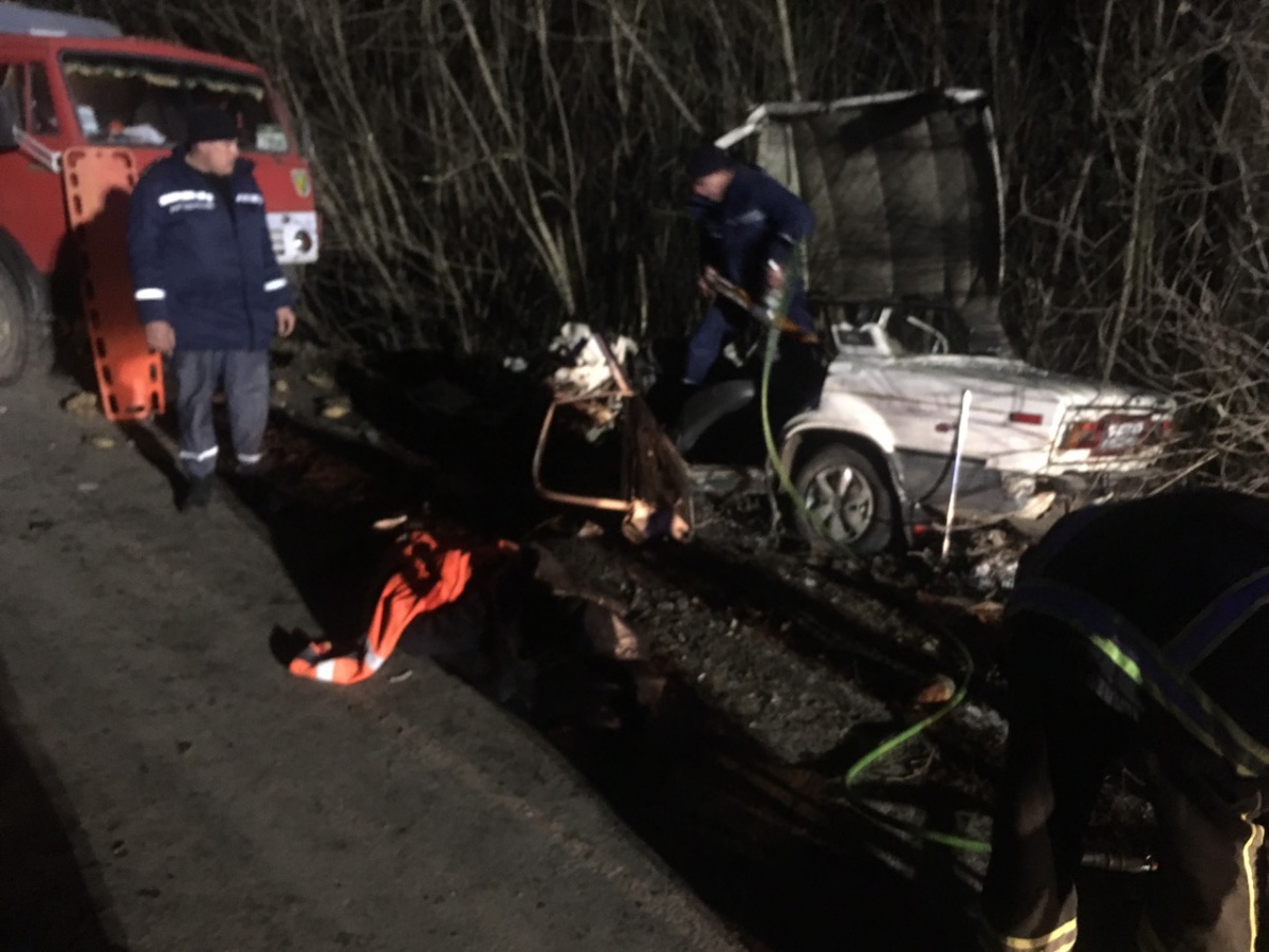 ДТП на Волині: водія ВАЗа вирізали з авто рятувальники