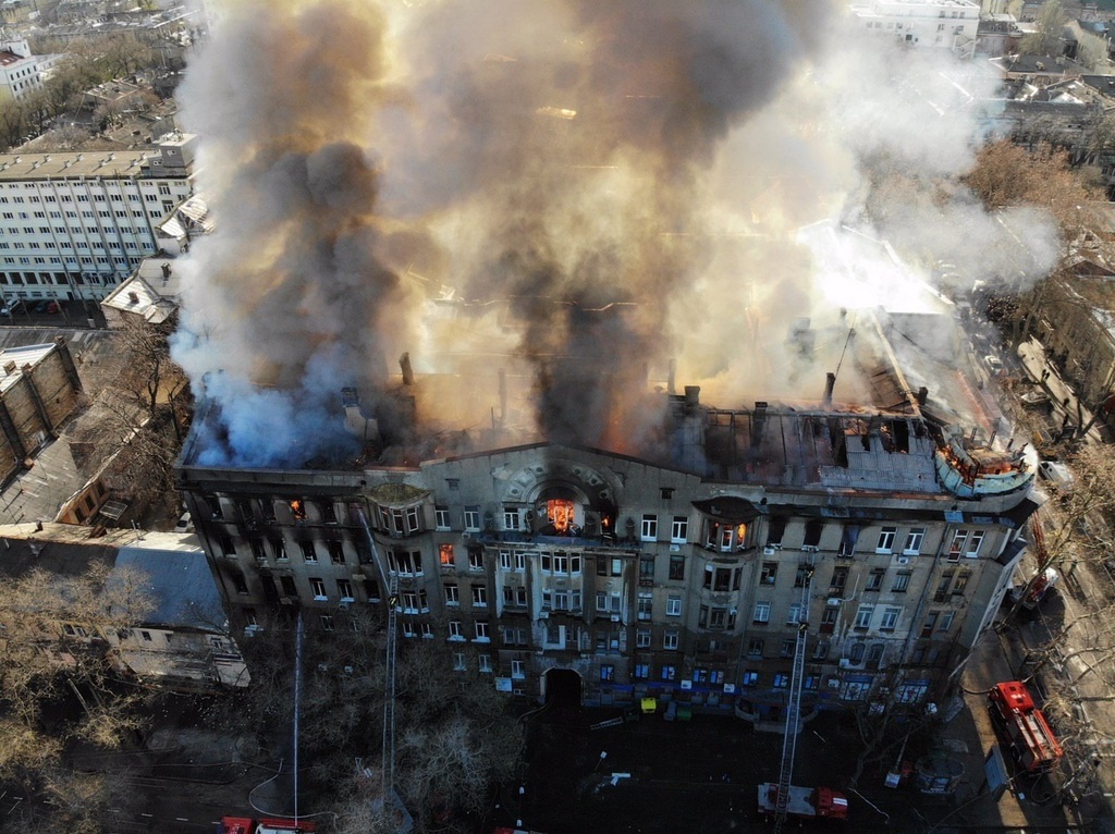 «Надії знайти живих – немає», – рятувальники про згорілий коледж в Одесі