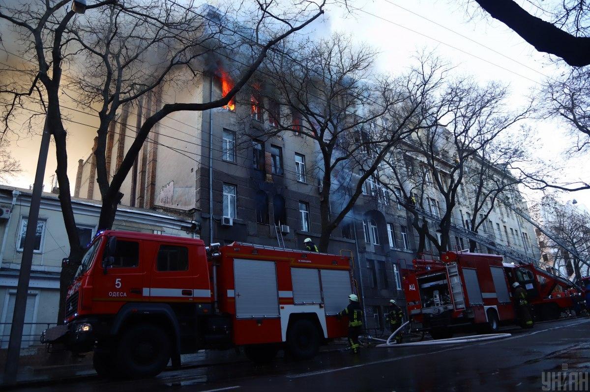У лікарні помер рятувальник, який гасив палаючий коледж в Одесі