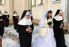 Львів'янка у весільному платті «заручилася» з Ісусом Христом