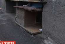 У Маріуполі чоловік два місяці жив у буді з собакою