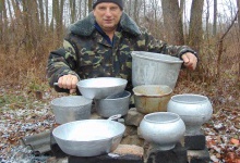 Старовинне ремесло: волинянин випалює у печі екологічно чистий посуд