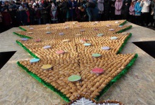 На Тернопільщині зробили величезну ялинку із круасанів та печива