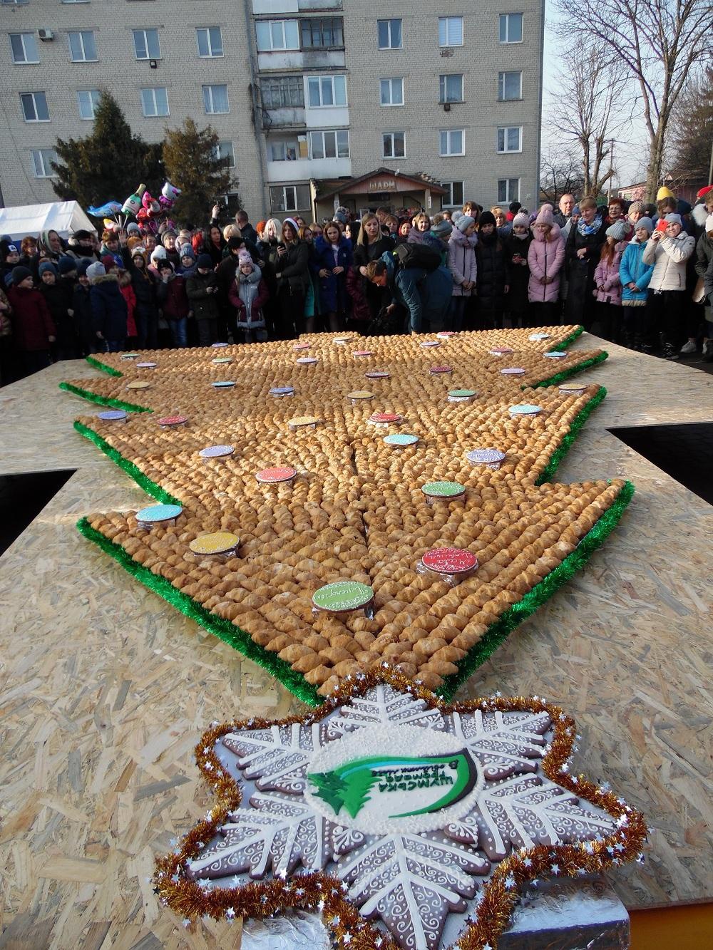 На Тернопільщині зробили величезну ялинку із круасанів та печива