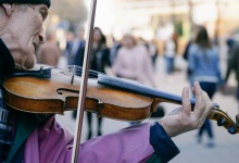 У Вінниці зібрали 140 тисяч гривень на нову скрипку для незрячого музиканта