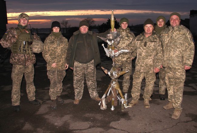 Українські воїни зібрали новорічну ялинку з ворожих снарядів