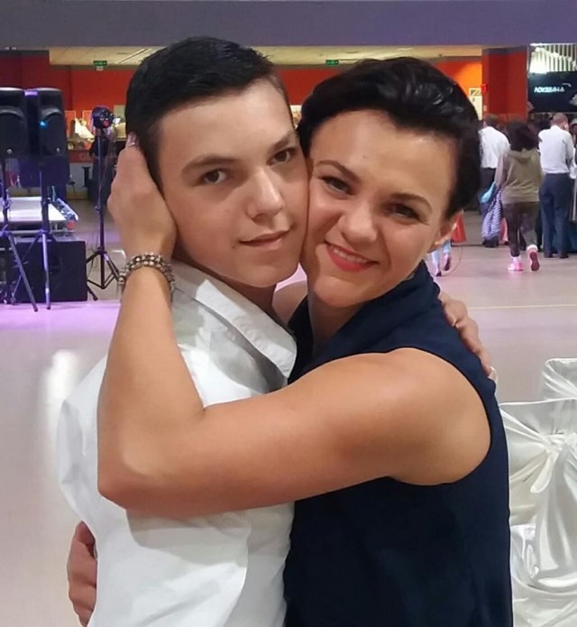 Лучанин з ДЦП уперше танцював із мамою на балу